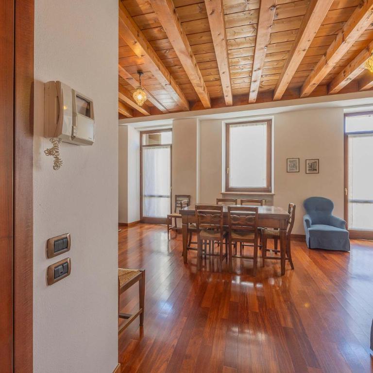 Timber and Light Spacious Apartment with Balcony - Apartment - 3