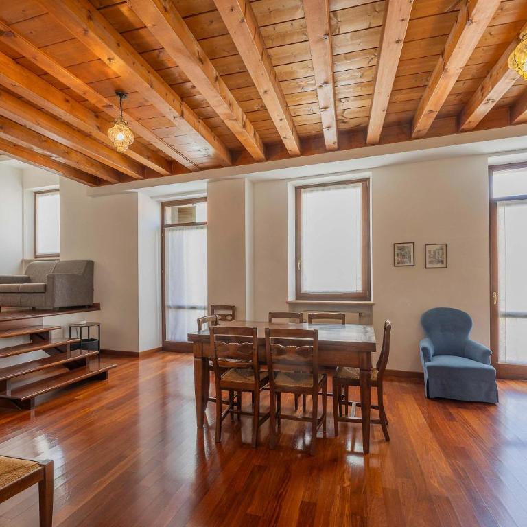 Timber and Light Spacious Apartment with Balcony - Apartment - 4