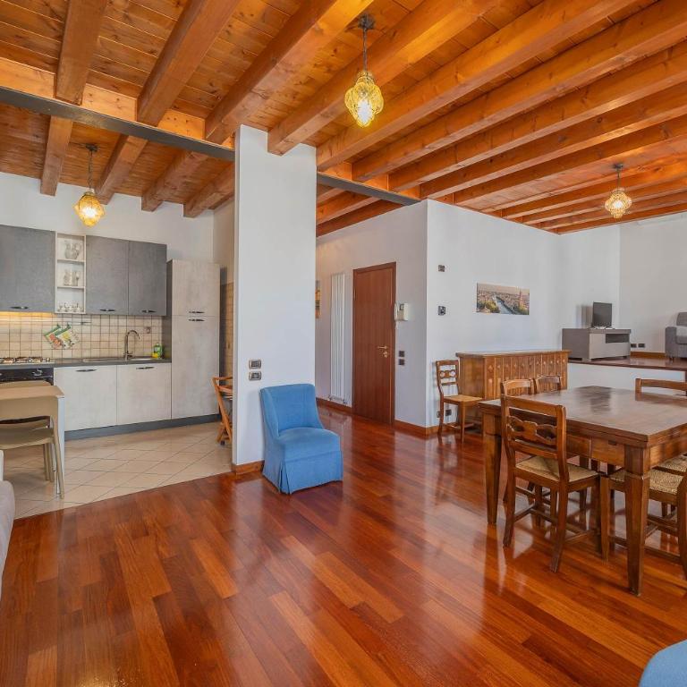 Timber and Light Spacious Apartment with Balcony - Apartment - 13