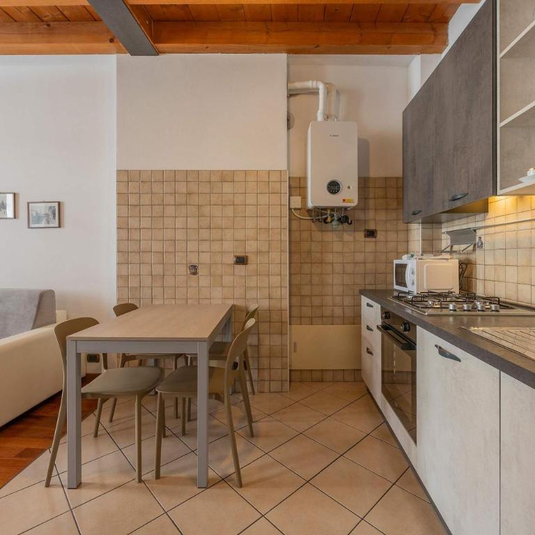 Timber and Light Spacious Apartment with Balcony - Apartment - 16