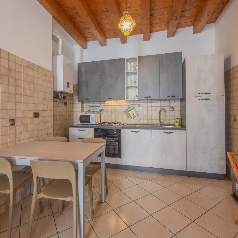 Timber and Light Spacious Apartment with Balcony - Apartment - 18