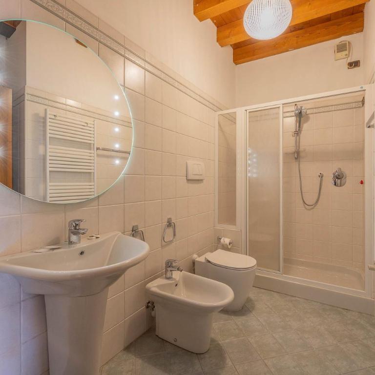 Timber and Light Spacious Apartment with Balcony - Apartment - 24