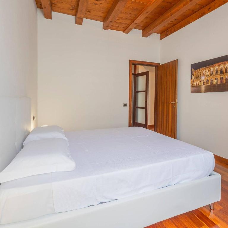 Timber and Light Spacious Apartment with Balcony - Apartment - 28