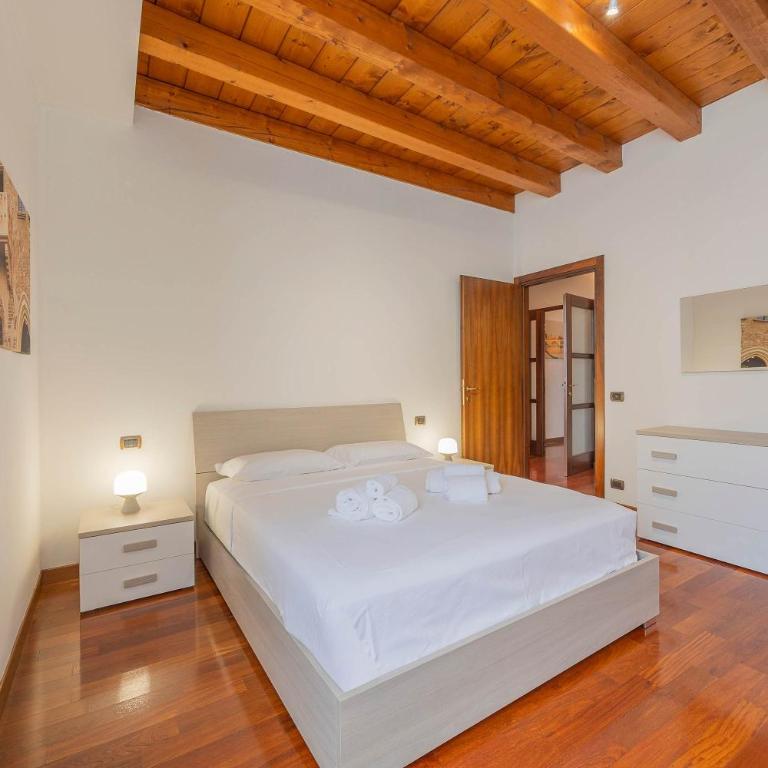 Timber and Light Spacious Apartment with Balcony - Apartment - 33