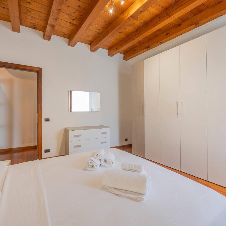 Timber and Light Spacious Apartment with Balcony - Apartment - 34