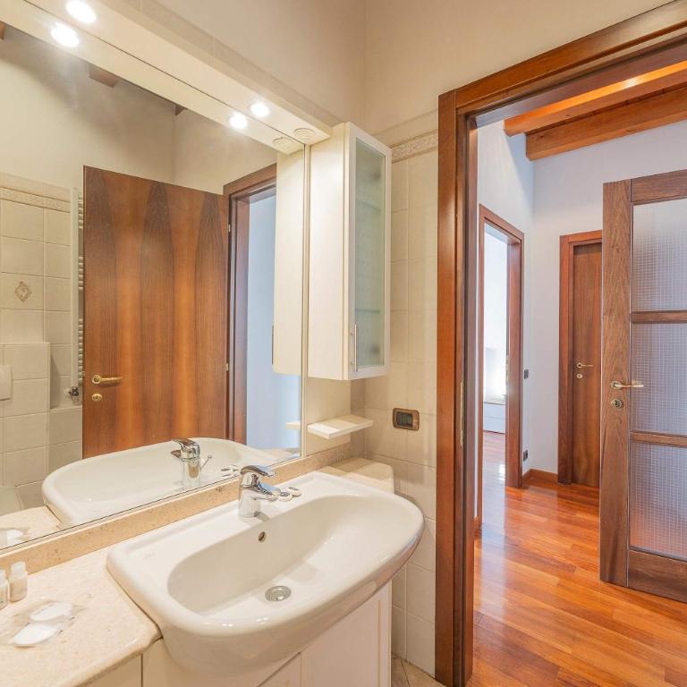 Timber and Light Spacious Apartment with Balcony - Apartment - 38
