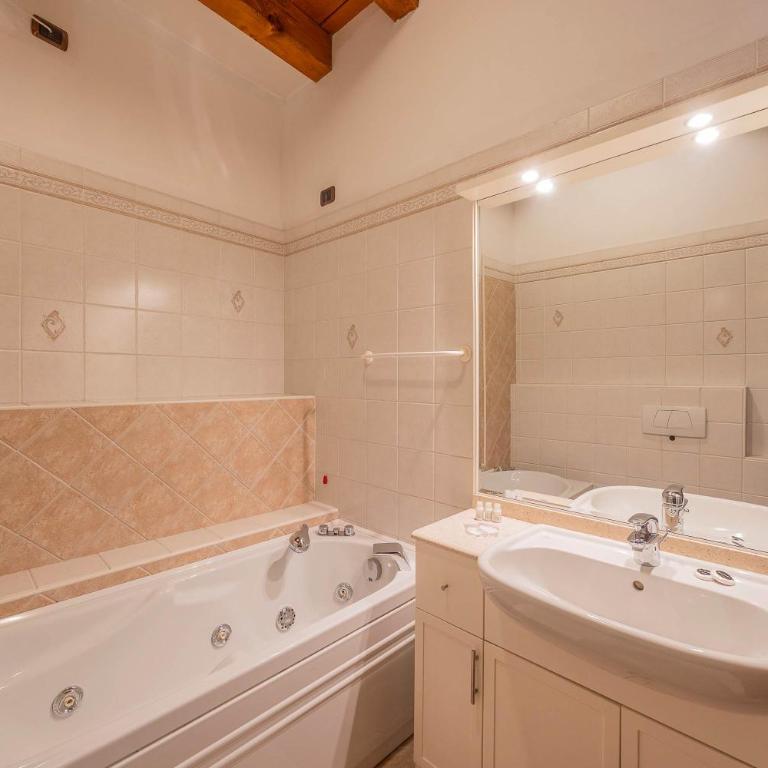 Timber and Light Spacious Apartment with Balcony - Apartment - 39
