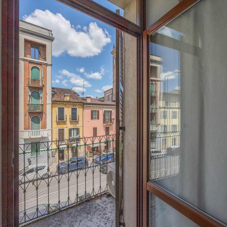 Timber and Light Spacious Apartment with Balcony - Apartment - 43
