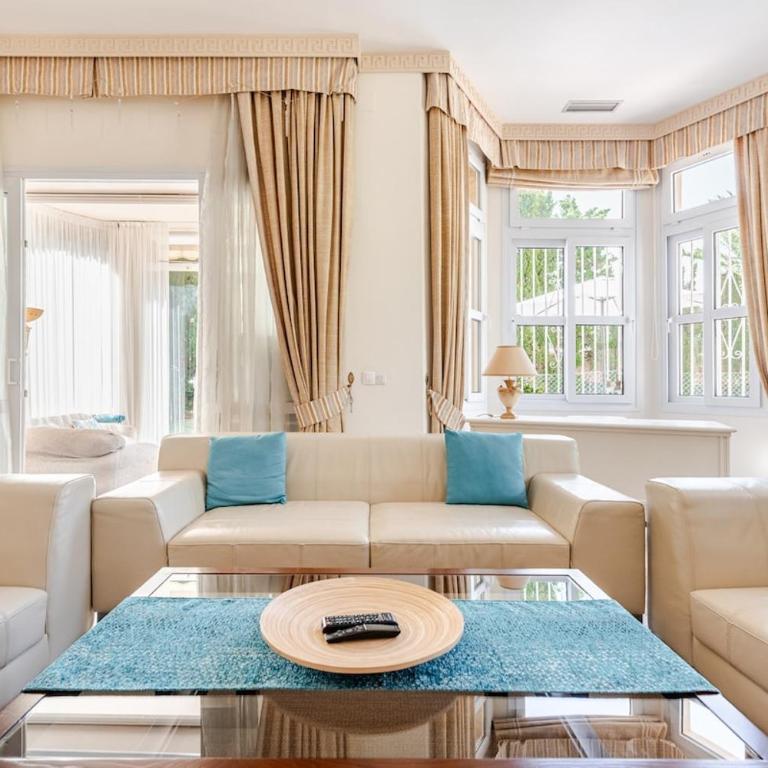 Coastal Family Home - Villa - 1