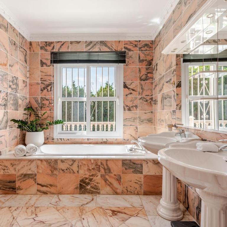 Coastal Family Home - Villa - 15