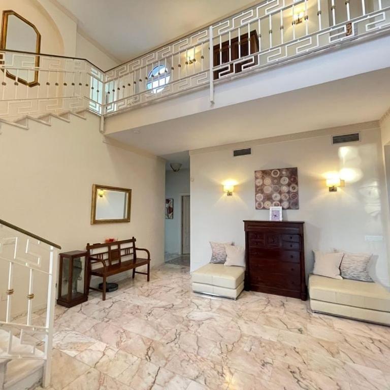 Coastal Family Home - Villa - 22