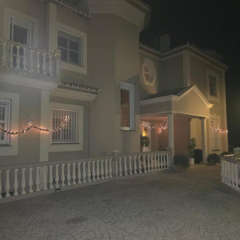 Coastal Family Home - Villa - 40