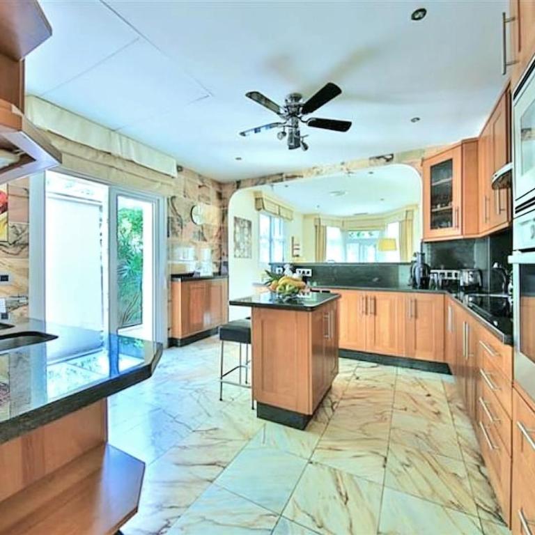 Coastal Family Home - Villa - 56