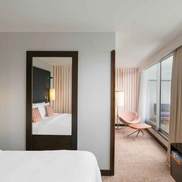 Renaissance Paris Arc de Triomphe Hotel - Chambre avec Terrasse et Petit-Déjeuner - Vue sur Toits de Paris et Tour Eiffel - 4