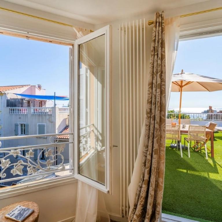 Villa with Sea View, Terraces & Private Garage - Villa - 7