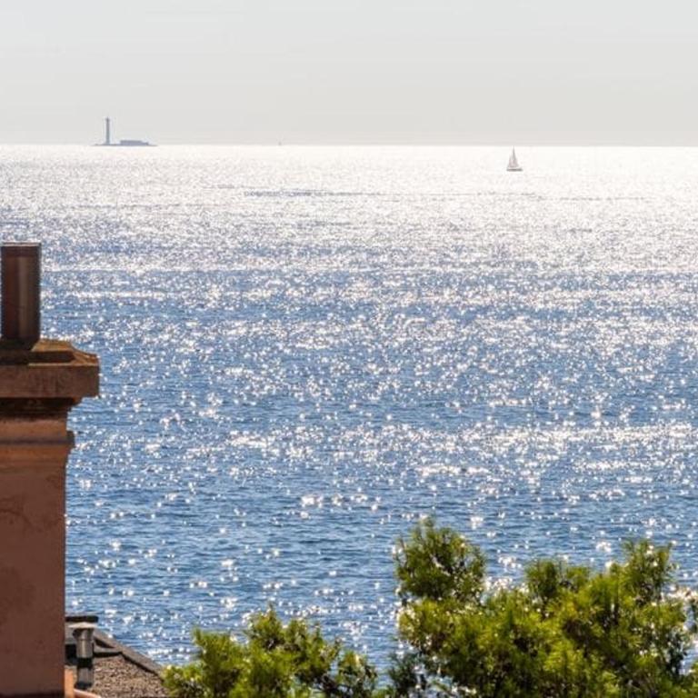 Villa with Sea View, Terraces & Private Garage - Villa - 10