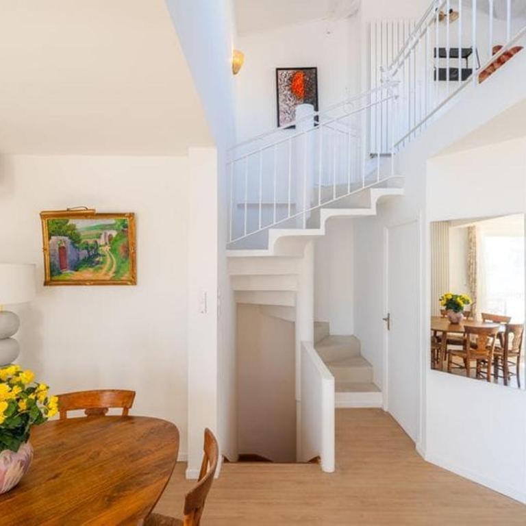 Villa with Sea View, Terraces & Private Garage - Villa - 13
