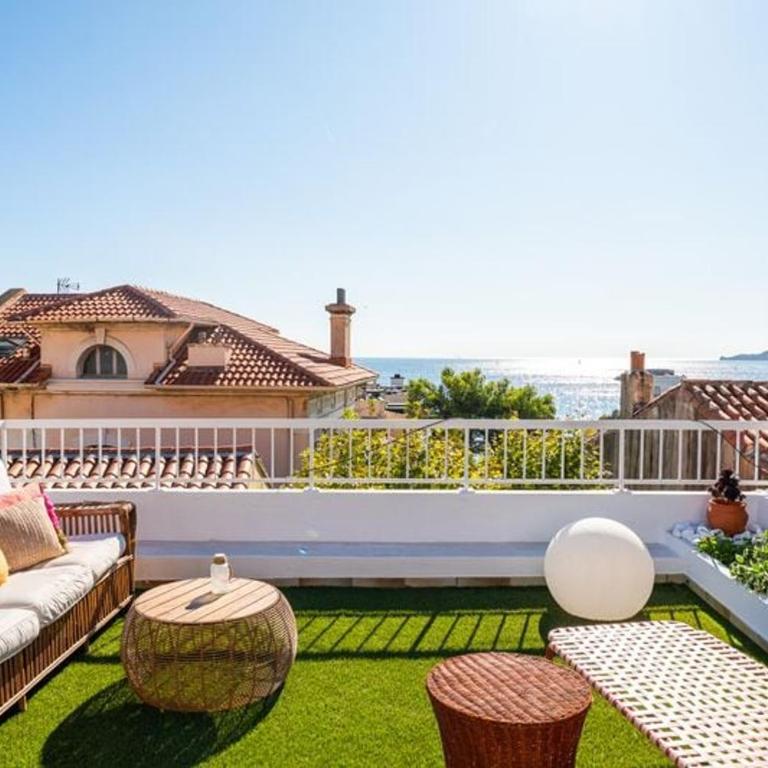 Villa with Sea View, Terraces & Private Garage - Villa - 16