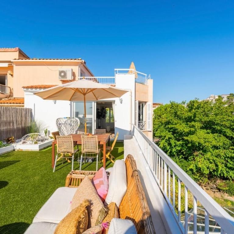 Villa with Sea View, Terraces & Private Garage - Villa - 20