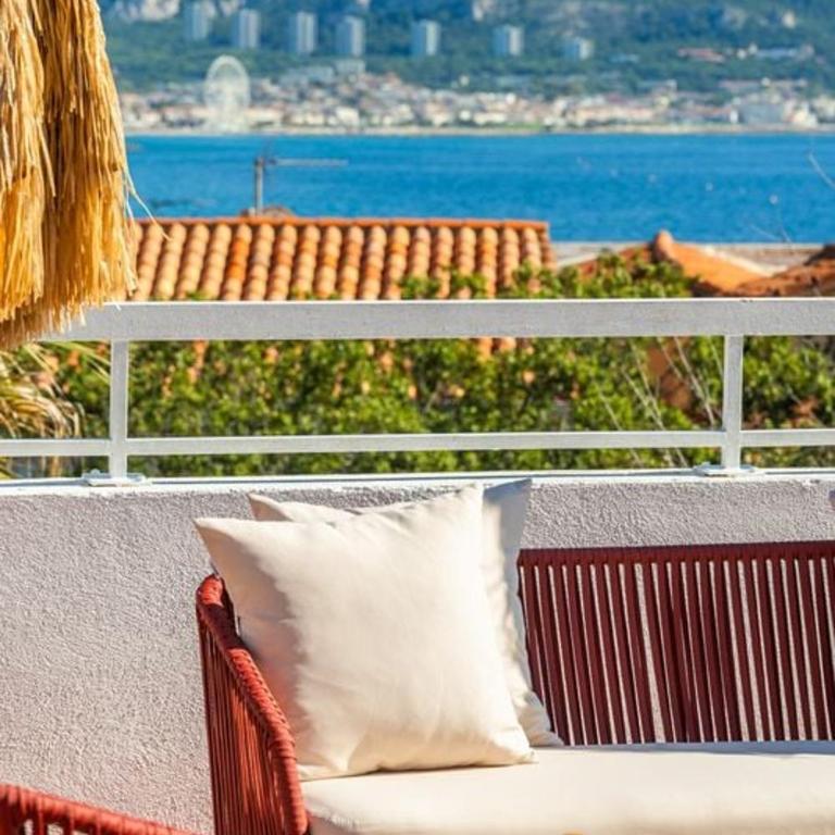 Villa with Sea View, Terraces & Private Garage - Villa - 24