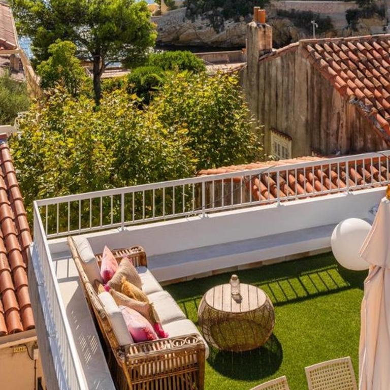 Villa with Sea View, Terraces & Private Garage - Villa - 26