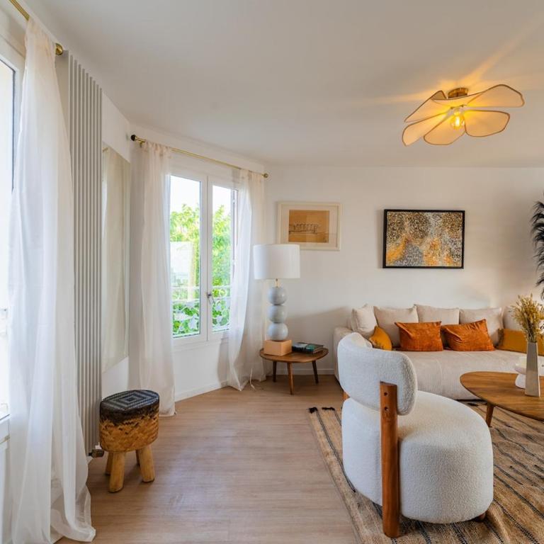 Villa with Sea View, Terraces & Private Garage - Villa - 27