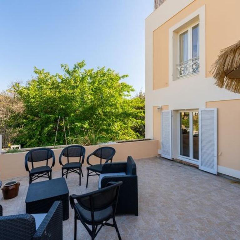 Villa with Sea View, Terraces & Private Garage - Villa - 31