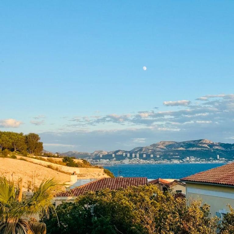Villa with Sea View, Terraces & Private Garage - Villa - 32