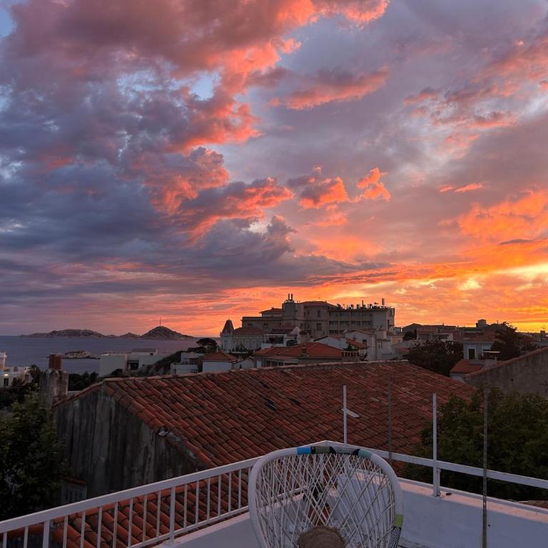 Villa with Sea View, Terraces & Private Garage - Villa - 33