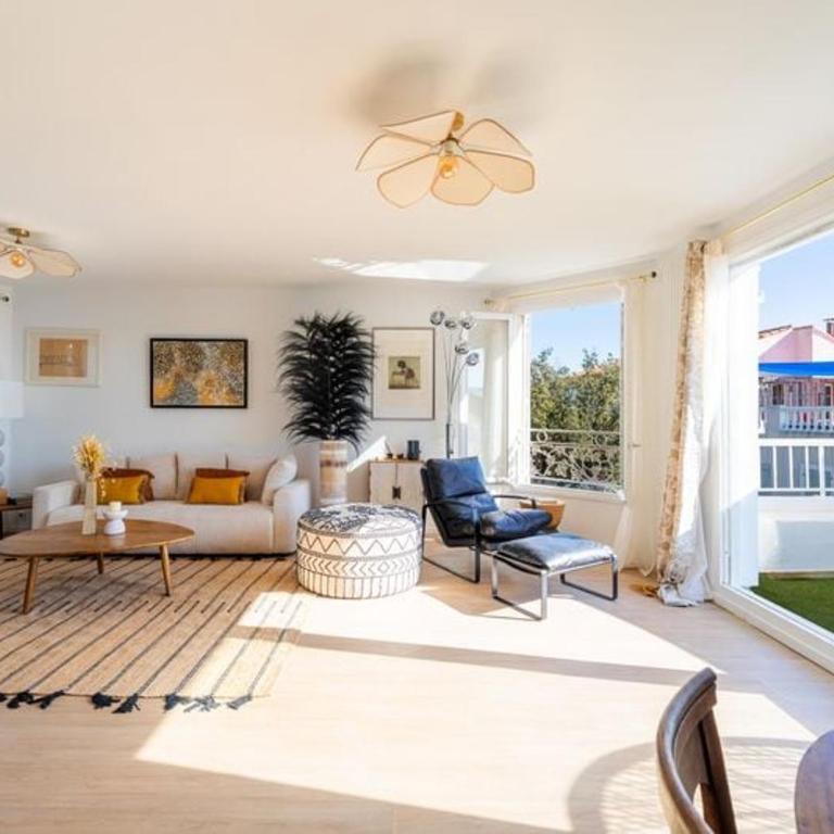 Villa with Sea View, Terraces & Private Garage - Villa - 34