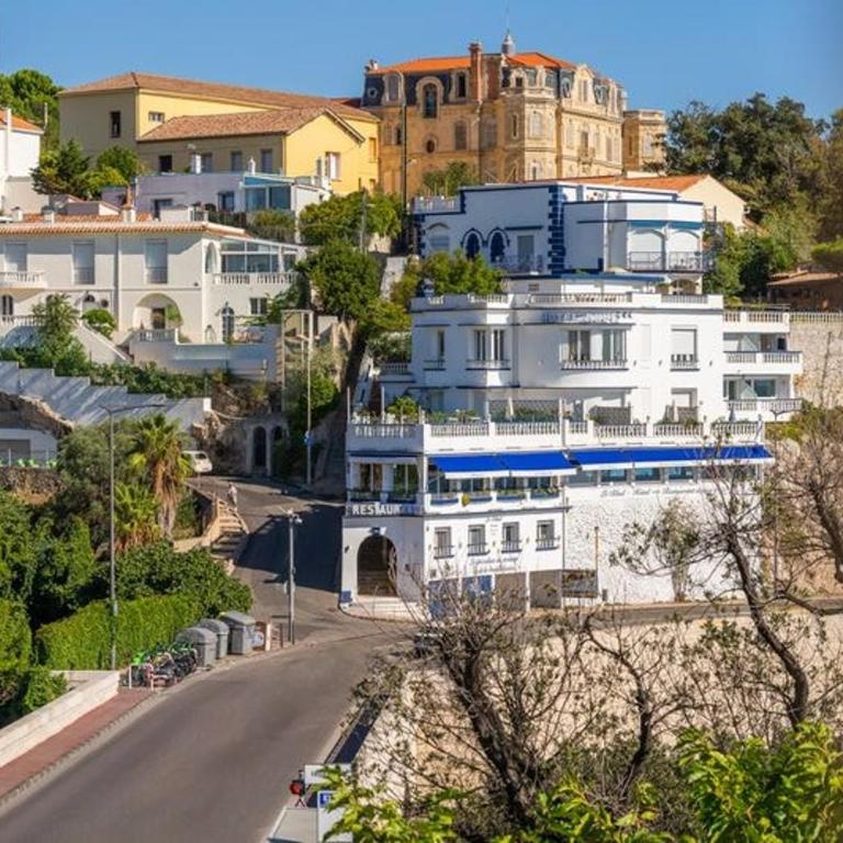 Villa with Sea View, Terraces & Private Garage - Villa - 35