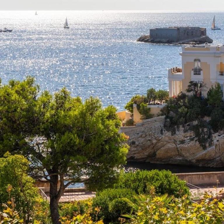 Villa with Sea View, Terraces & Private Garage - Villa - 36