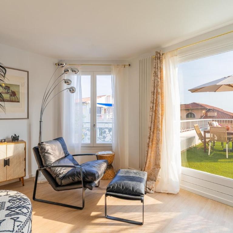 Villa with Sea View, Terraces & Private Garage - Villa - 37