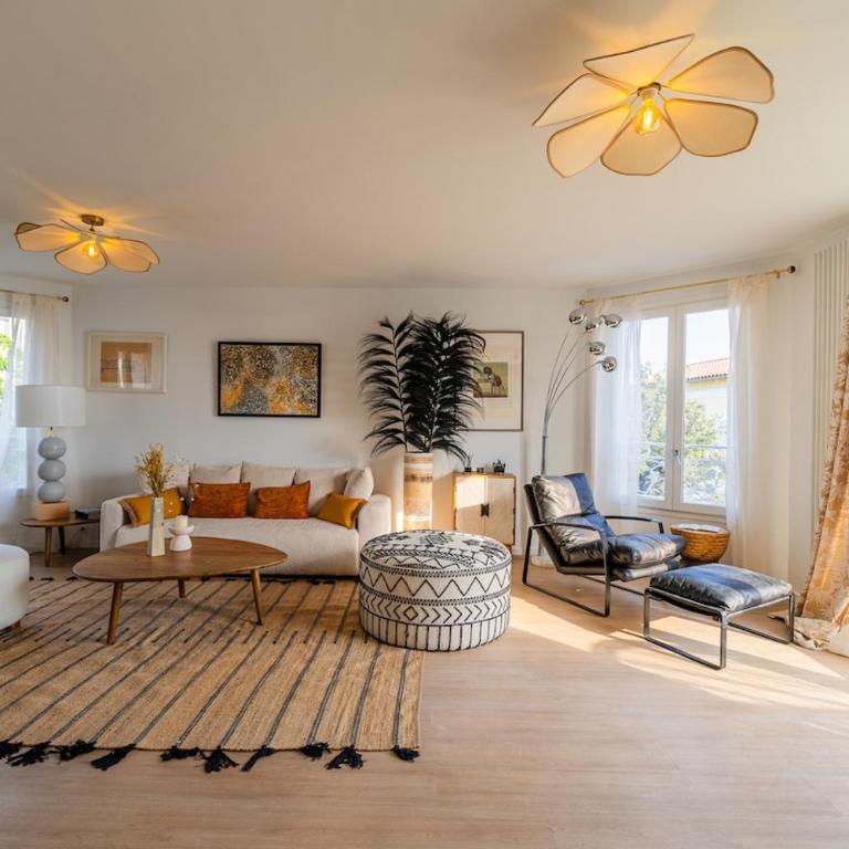 Villa with Sea View, Terraces & Private Garage - Villa - 38