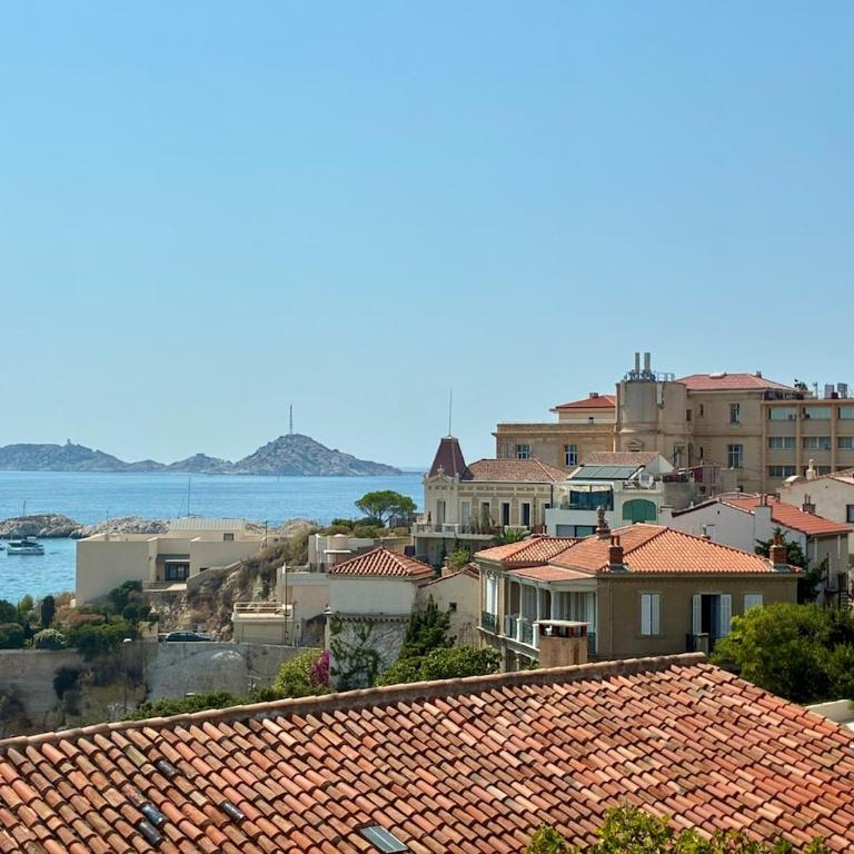 Villa with Sea View, Terraces & Private Garage - Villa - 40