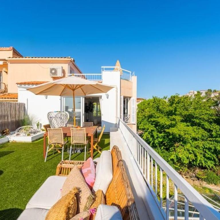 Villa with Sea View, Terraces & Private Garage - Villa - 41