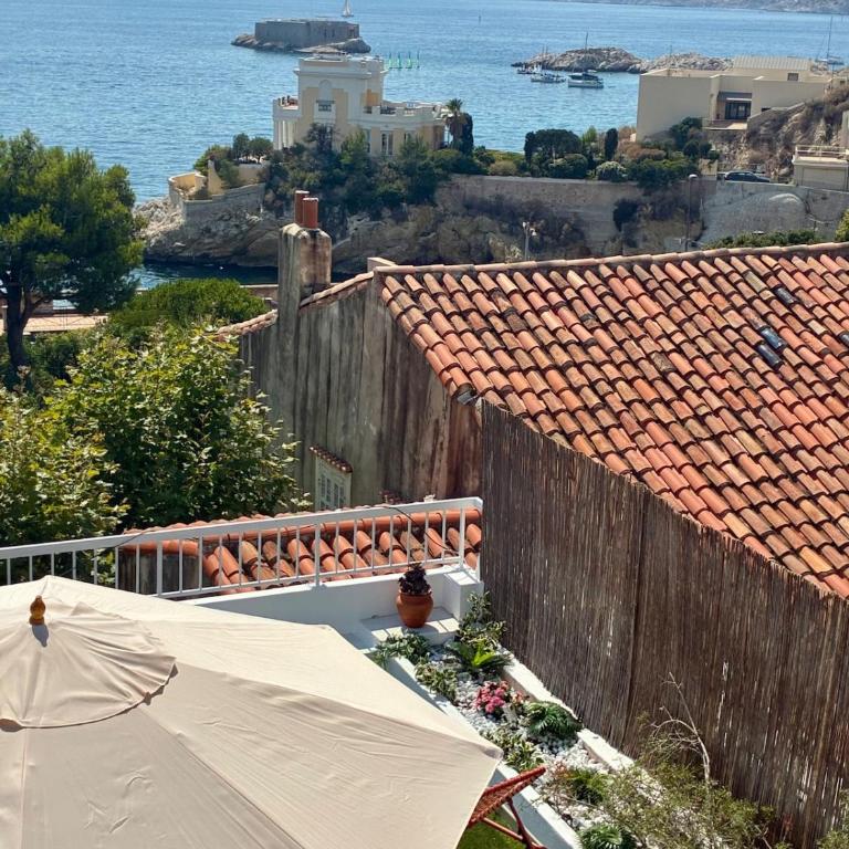 Villa with Sea View, Terraces & Private Garage - Villa - 45