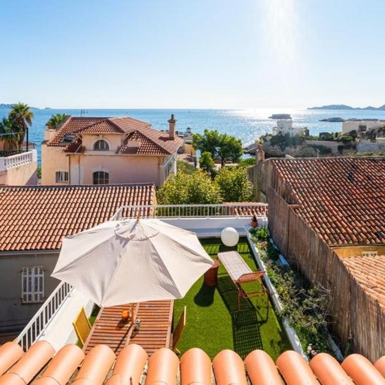 Villa with Sea View, Terraces & Private Garage - Villa - 50