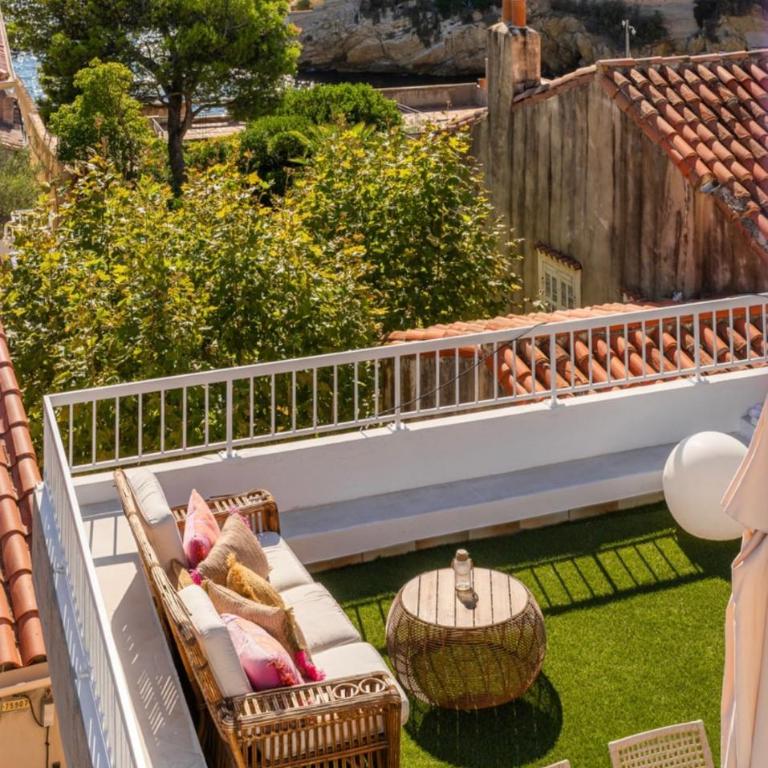 Villa with Sea View, Terraces & Private Garage - Villa - 53