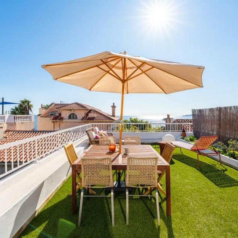 Villa with Sea View, Terraces & Private Garage - Villa - 54