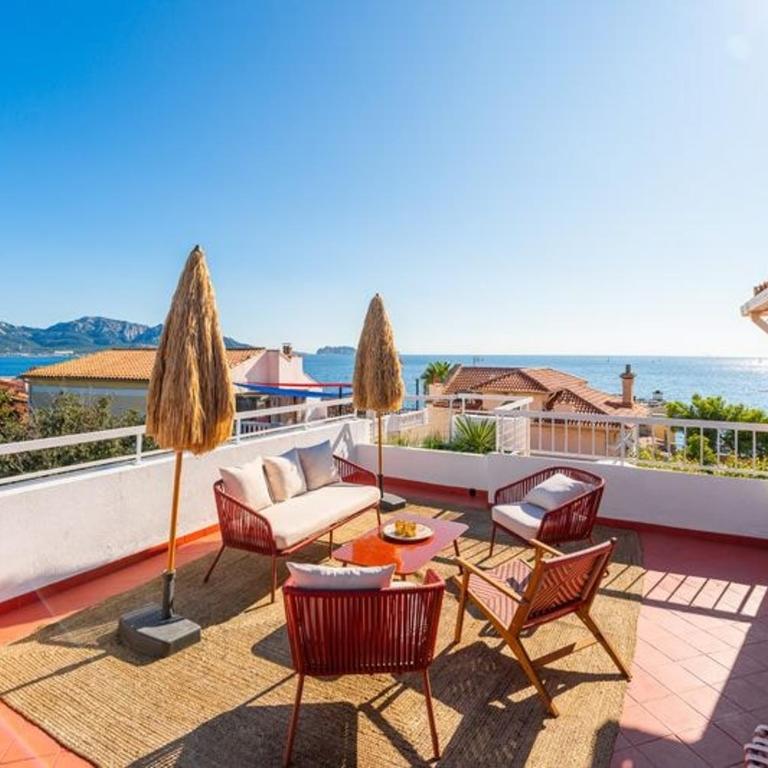 Villa with Sea View, Terraces & Private Garage - Villa - 63