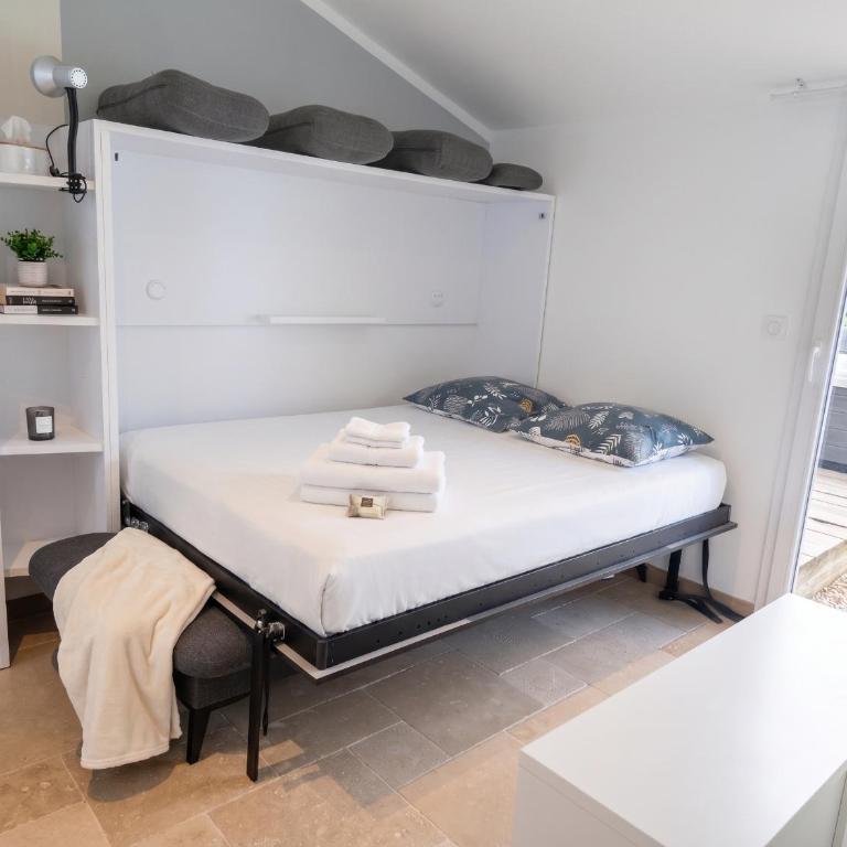 Studio avec chambre, piscine et terrasse au calme en pleine nature 8 personnes, Six-Fours-les-Plages Holy Riviera - Apartment mit 2 Schlafzimmern - 3