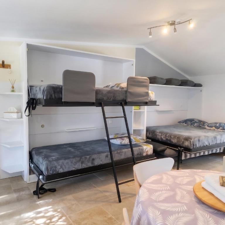 Studio avec chambre, piscine et terrasse au calme en pleine nature 8 personnes, Six-Fours-les-Plages Holy Riviera - Apartment mit 2 Schlafzimmern - 4