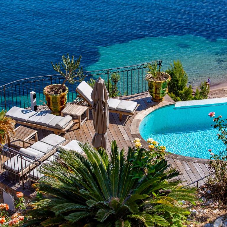 La Coraillère Waterfront Villa with Private Pool and Sea Access - Suite Lit King-Size - Vue sur Mer - 27