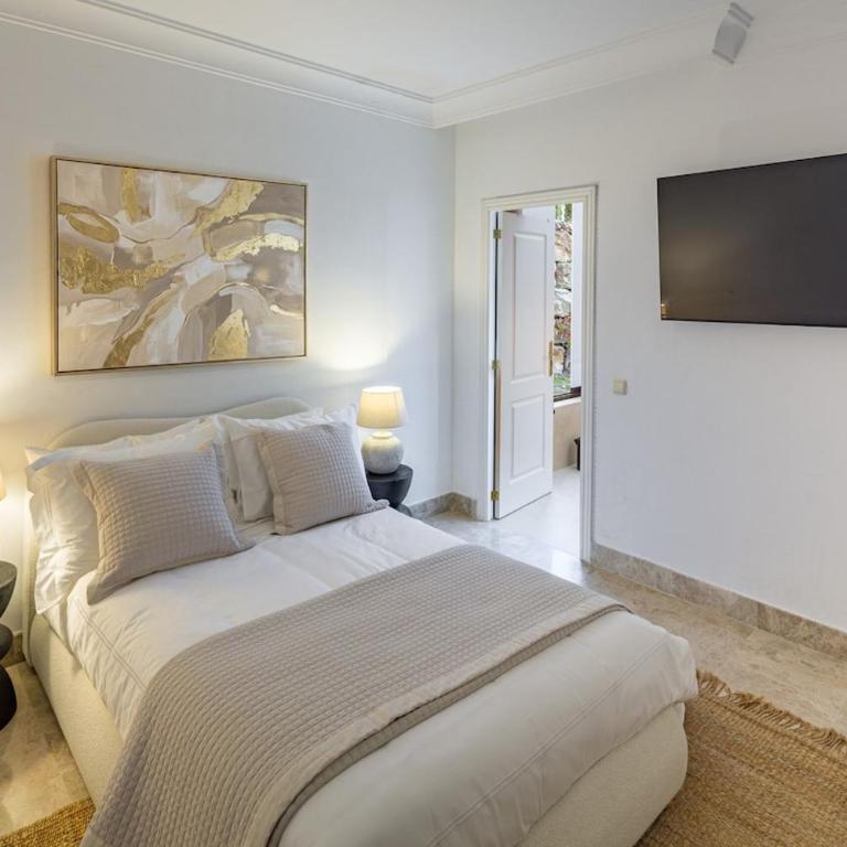 Luxury 4BR Apartment with Resort Pools - Apartment - 5