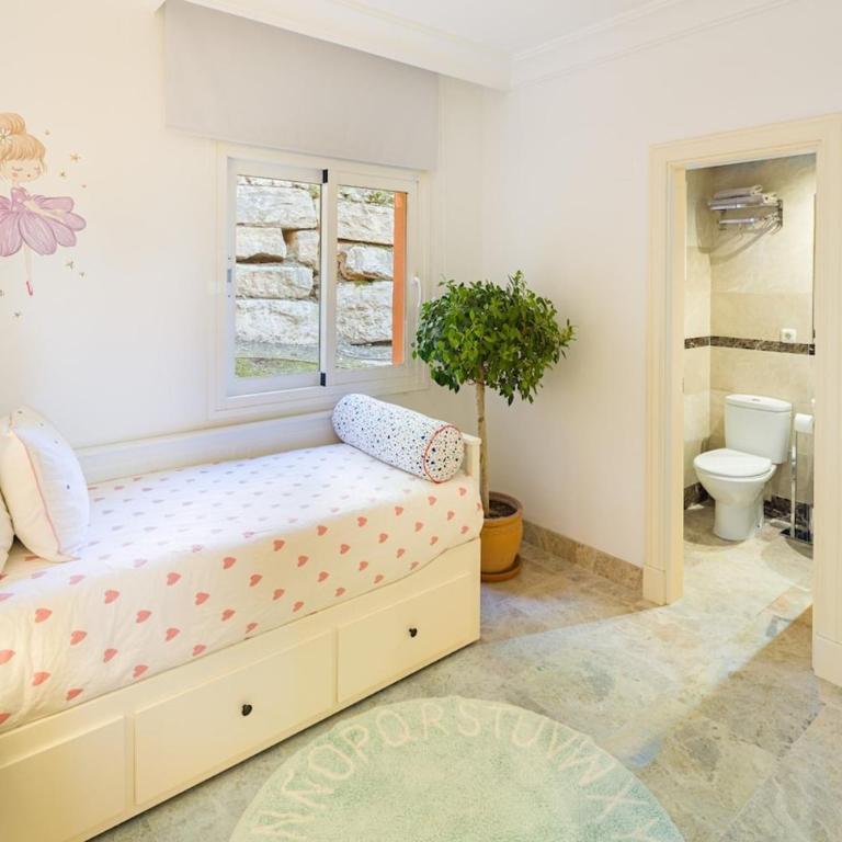 Luxury 4BR Apartment with Resort Pools - Apartment - 10