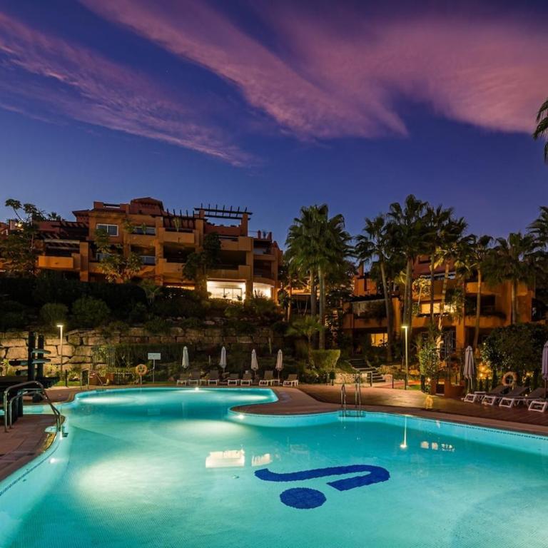 Luxury 4BR Apartment with Resort Pools - Apartment - 13