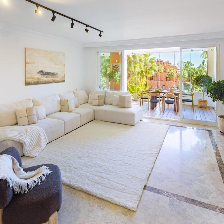 Luxury 4BR Apartment with Resort Pools - Apartment - 14