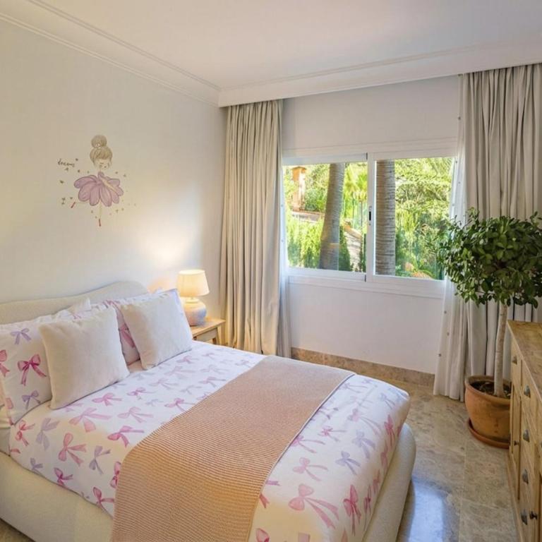 Luxury 4BR Apartment with Resort Pools - Apartment - 17
