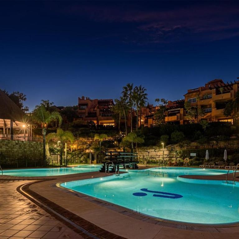 Luxury 4BR Apartment with Resort Pools - Apartment - 21